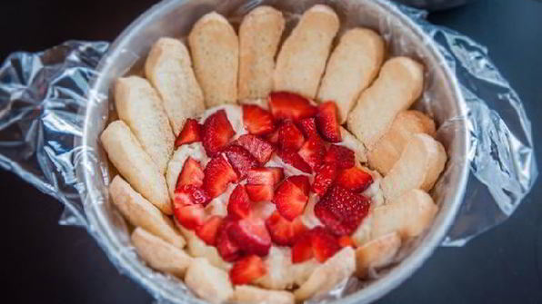 французская клубничная шарлотка