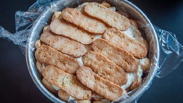 французская клубничная шарлотка