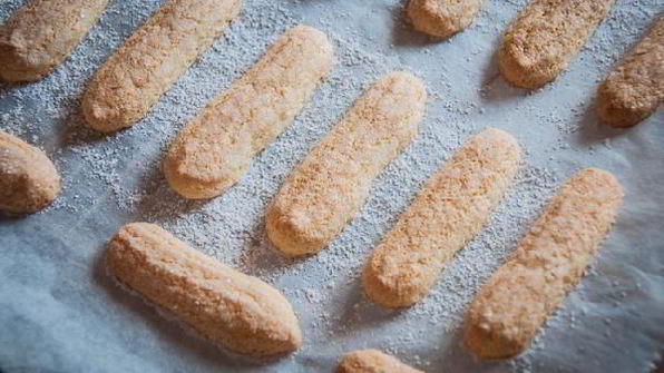 французская клубничная шарлотка