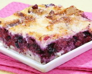 Хлебная шарлотка с черной смородиной