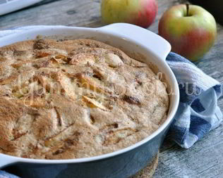 Классическая шарлотка с яблоками