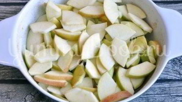 классическая шарлотка с яблоками