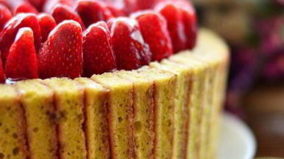 Клубнично-фисташковая шарлотка