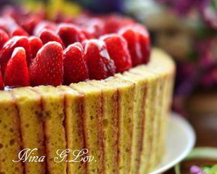 Клубнично-фисташковая шарлотка