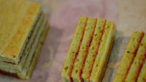 клубнично-фисташковая шарлотка