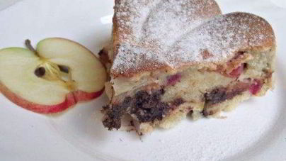 Красивая Шарлотка с яблоками