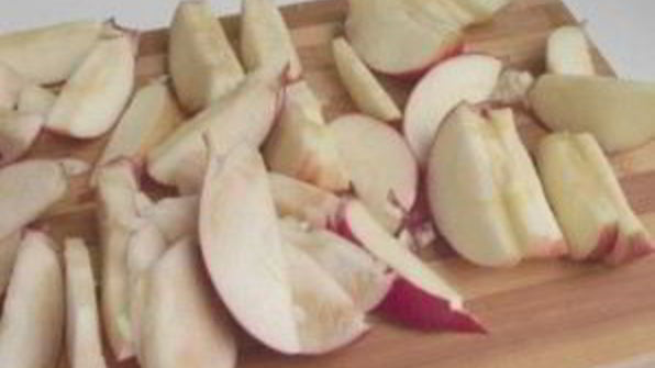 красивая шарлотка с яблоками