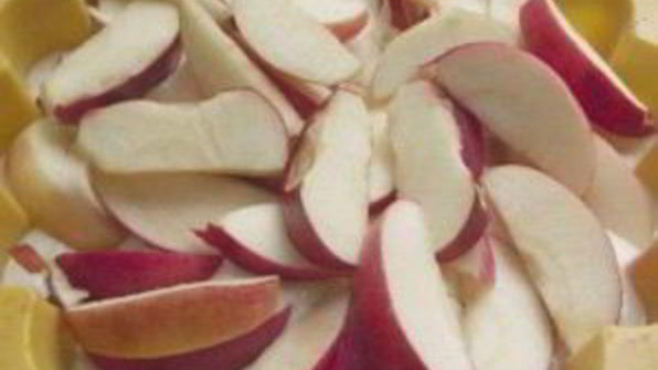 красивая шарлотка с яблоками