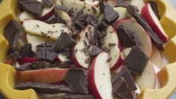 красивая шарлотка с яблоками