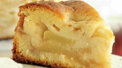 Легкая шарлотка с яблоками в мультиварке