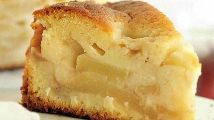 Легкая шарлотка с яблоками в мультиварке