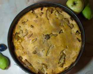 Медовая шарлотка с яблоками