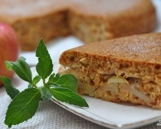 Постная шарлотка с яблоками