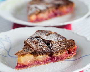 Шарлотка из черного хлеба с яблоками и брусникой