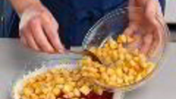 шарлотка из черного хлеба с яблоками и брусникой