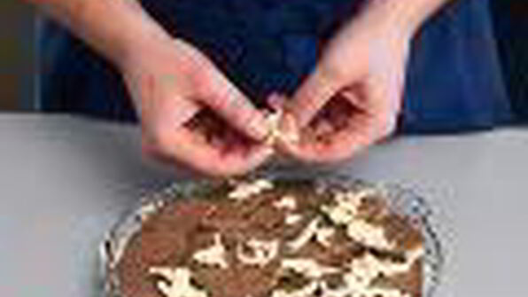 шарлотка из черного хлеба с яблоками и брусникой