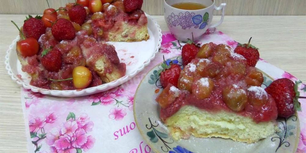Рецепт шарлотка с черешней и клубникой