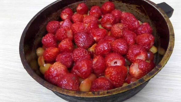 шарлотка с черешней и клубникой