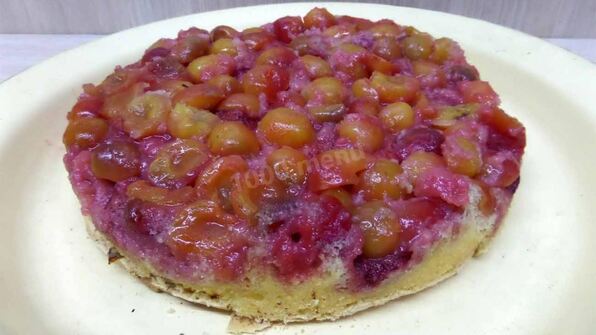 шарлотка с черешней и клубникой