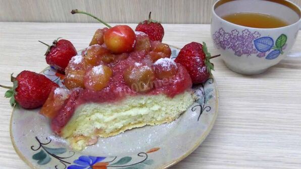 шарлотка с черешней и клубникой