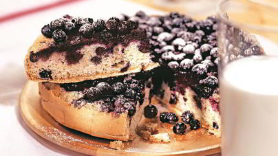 Шарлотка с черникой