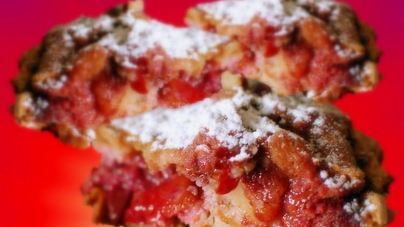 Шарлотка с клубникой