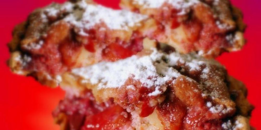 Рецепт шарлотка с клубникой