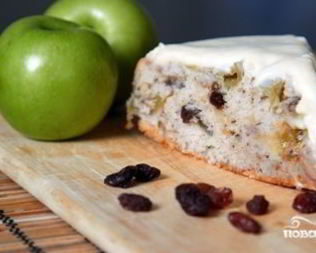 Шарлотка с орехами и яблоками