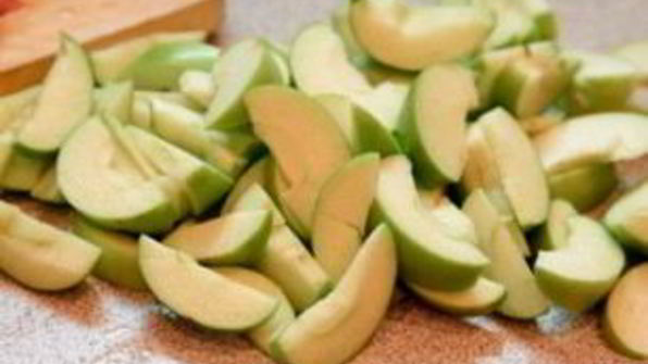 шарлотка с орехами и яблоками