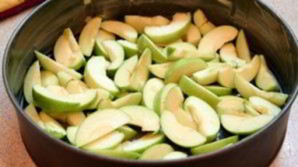 шарлотка с орехами и яблоками