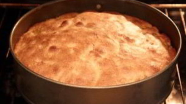 шарлотка с орехами и яблоками