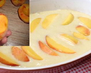 Шарлотка с персиками