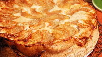 Шарлотка с тертыми яблоками