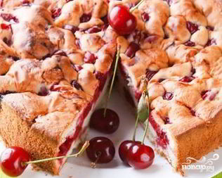 Шарлотка с вишней и яблоками