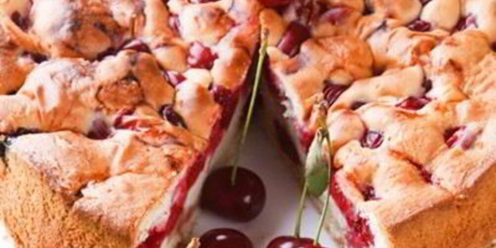 Рецепт шарлотка с вишней и яблоками