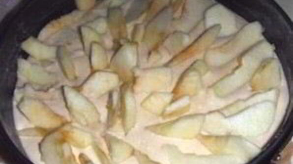 шарлотка с вишней и яблоками