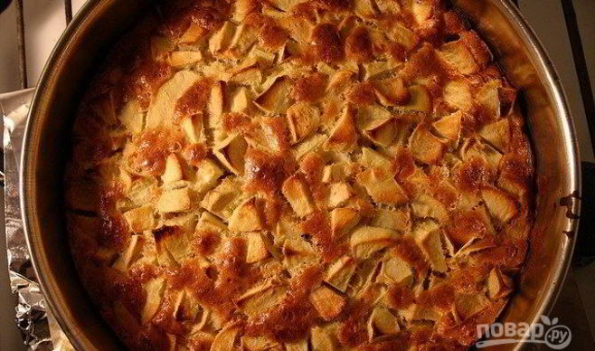 Шарлотка с яблоками без яиц