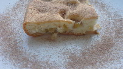 Шарлотка с яблоками и бананами