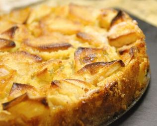 Шарлотка с яблоками корицей и изюмом