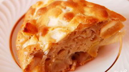 Шарлотка с яблоками на сковороде