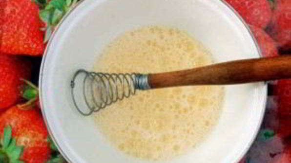 шарлотка с яблоками на сковороде