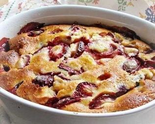 Шарлотка со сливами и коньяком