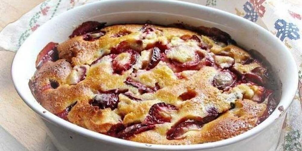 Рецепт шарлотка со сливами и коньяком