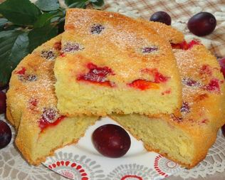 Шарлотка со сливами