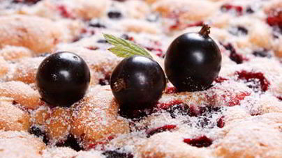 Шарлотка со смородиной