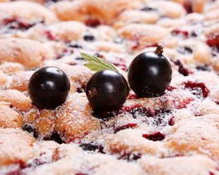 Шарлотка со смородиной