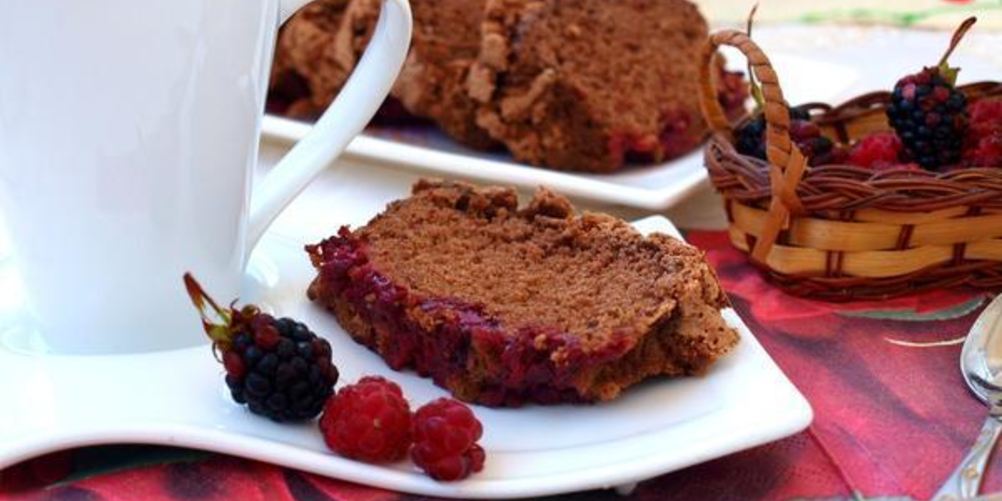 Рецепт шоколадная шарлотка с ягодами