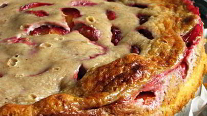 Сливовая шарлотка с орехами