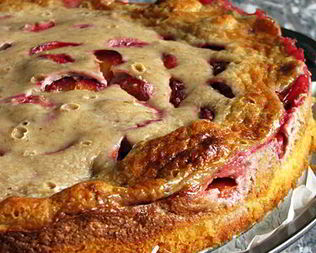 Сливовая шарлотка с орехами