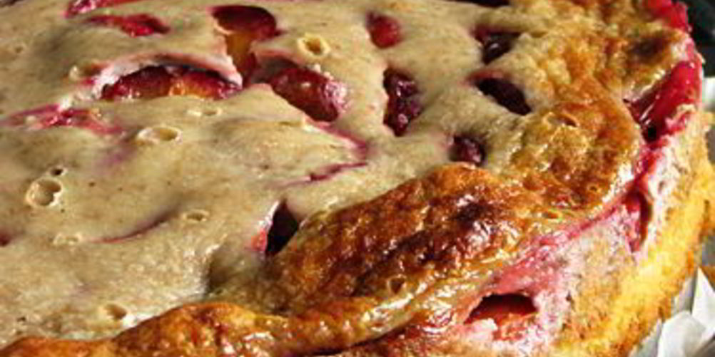 Рецепт сливовая шарлотка с орехами